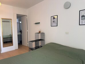 1 slaapkamer, een strijkplank/strijkijzer, wifi, beddengoed