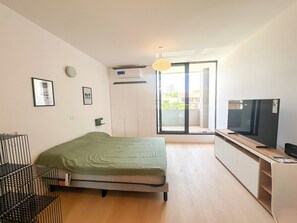 1 slaapkamer, een strijkplank/strijkijzer, wifi, beddengoed