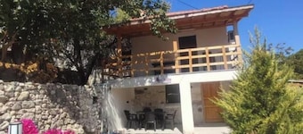 Cozy 2-bedroom house in peaceful Karaburun with AC