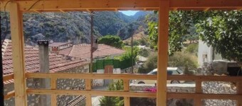 Cozy 2-bedroom house in peaceful Karaburun with AC