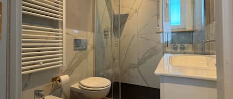 Dusche, Haartrockner, Bidet, Handtücher