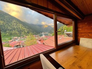 Comfort Triple Room, Lake View | Dining - Falay Pansiyon (Trabzon)