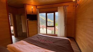 Luxury Apartment, Lake View | In-room safe, soundproofing, iron/ironing board, free WiFi