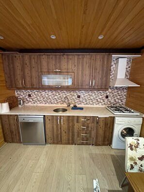 Deluxe Condo, Lake View | Private kitchenette
