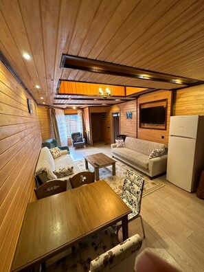 Deluxe Condo, Lake View | Living area