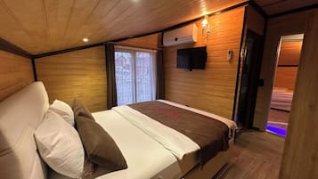 Junior-Apartment, Stadtblick | Zimmersafe, schallisolierte Zimmer, Bügeleisen/Bügelbrett