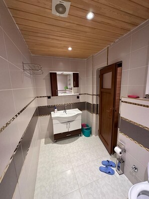 Deluxe Condo, Lake View | Bathroom | Slippers - Falay Pansiyon (Caykara)
