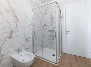 Shower, hair dryer, towels - Apartment 'Bloom' with Wi-Fi and Air Conditioning (Verona)