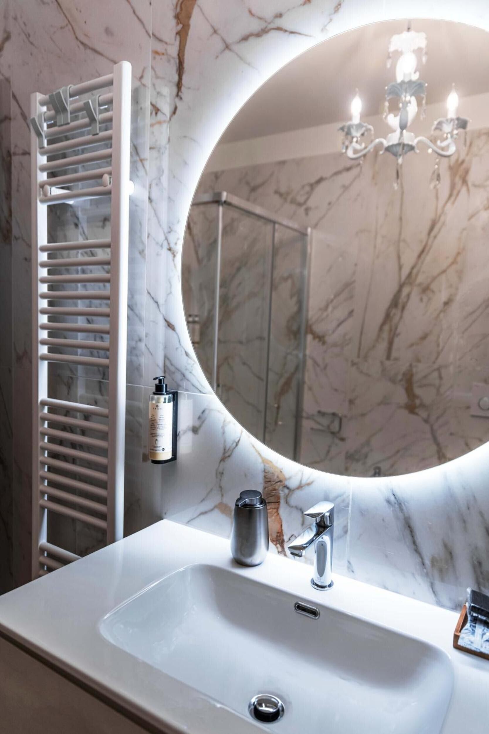 Douche, sèche-cheveux, serviettes fournies