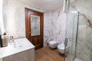 Een douche, een haardroger, handdoeken