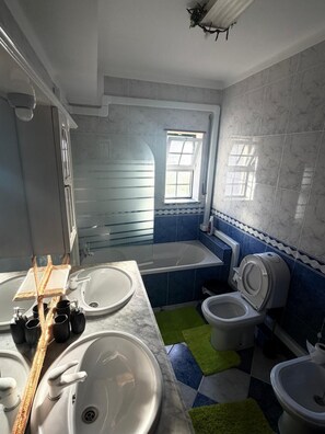 Bidet, serviettes fournies, savon, papier toilette