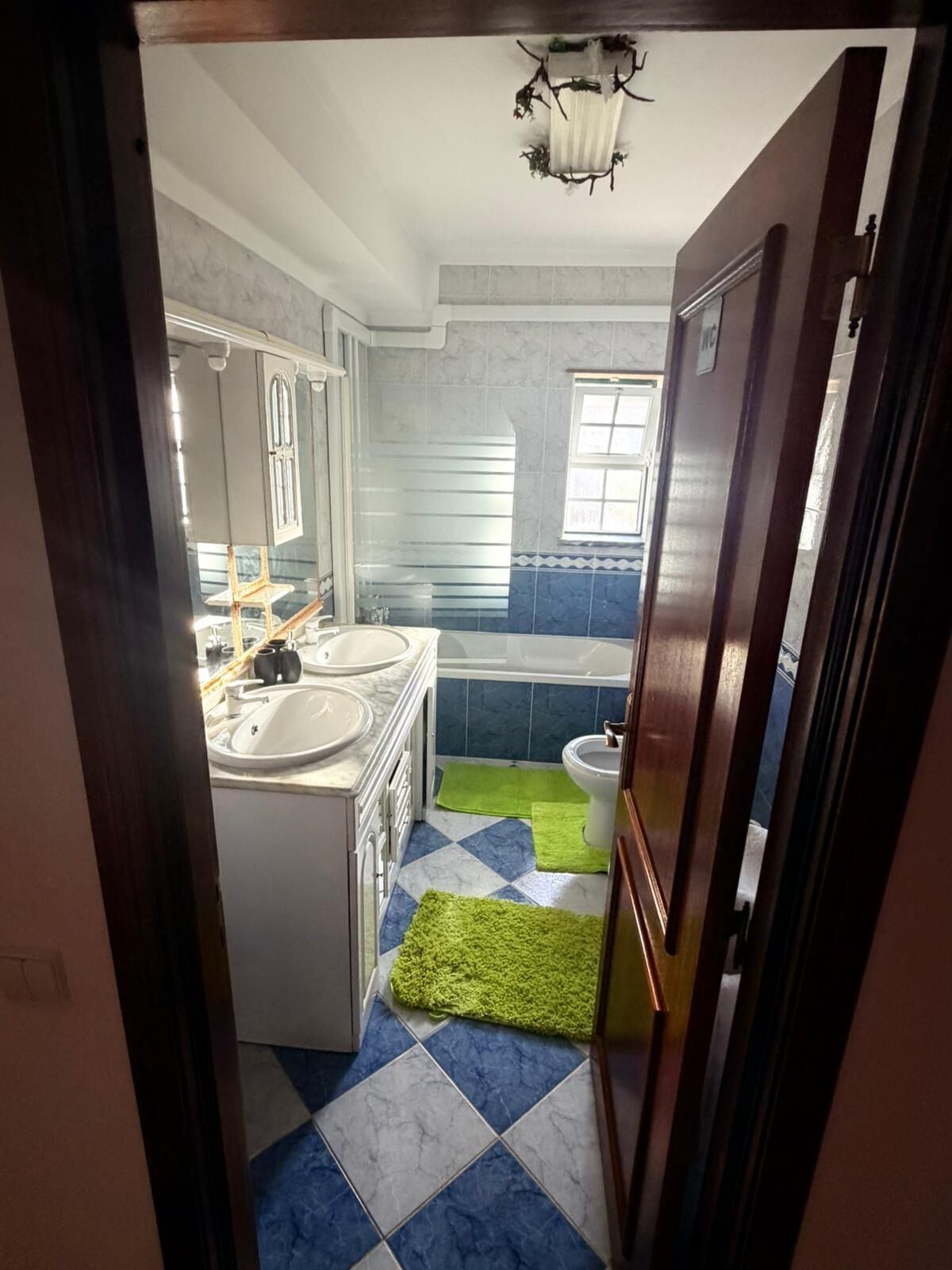 Bidet, Handtücher, Seife, Toilettenpapier