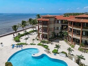 Ein Resort mit Schwimmbad, Strand und Meerblick.