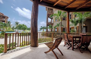 Outdoor dining - Fabulous views of the sea only footsteps away from your door. (San Pedro - North)
