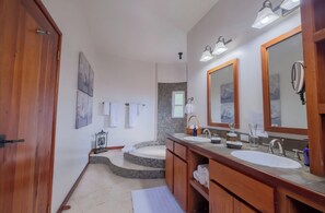 Shower, hair dryer, towels - Large 3 bedroom condo with great outdoor living space (San Pedro - North)