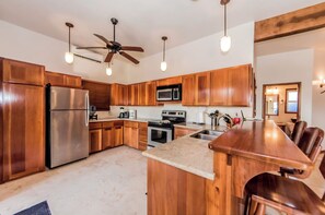 Fridge, microwave, oven, stovetop - Beach and pool view steps from the sea (San Pedro - North)
