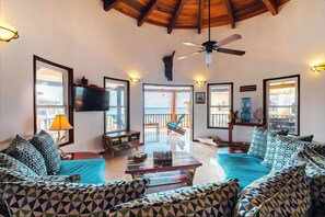 Smart TV - Stunning views of the Caribbean sea & reef (San Pedro - North)