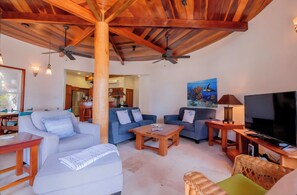 Smart TV - Open concept living in a luxury 3 bedroom unit BEACHFRONT. (San Pedro - North)