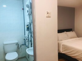 Ducha, artículos de tocador gratuitos, secador de pelo, toallas