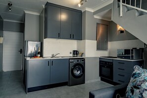Private kitchen - Marvelous 2-bedroom apartment in Midrand centraly located betwween JHB and PTA (Midrand)