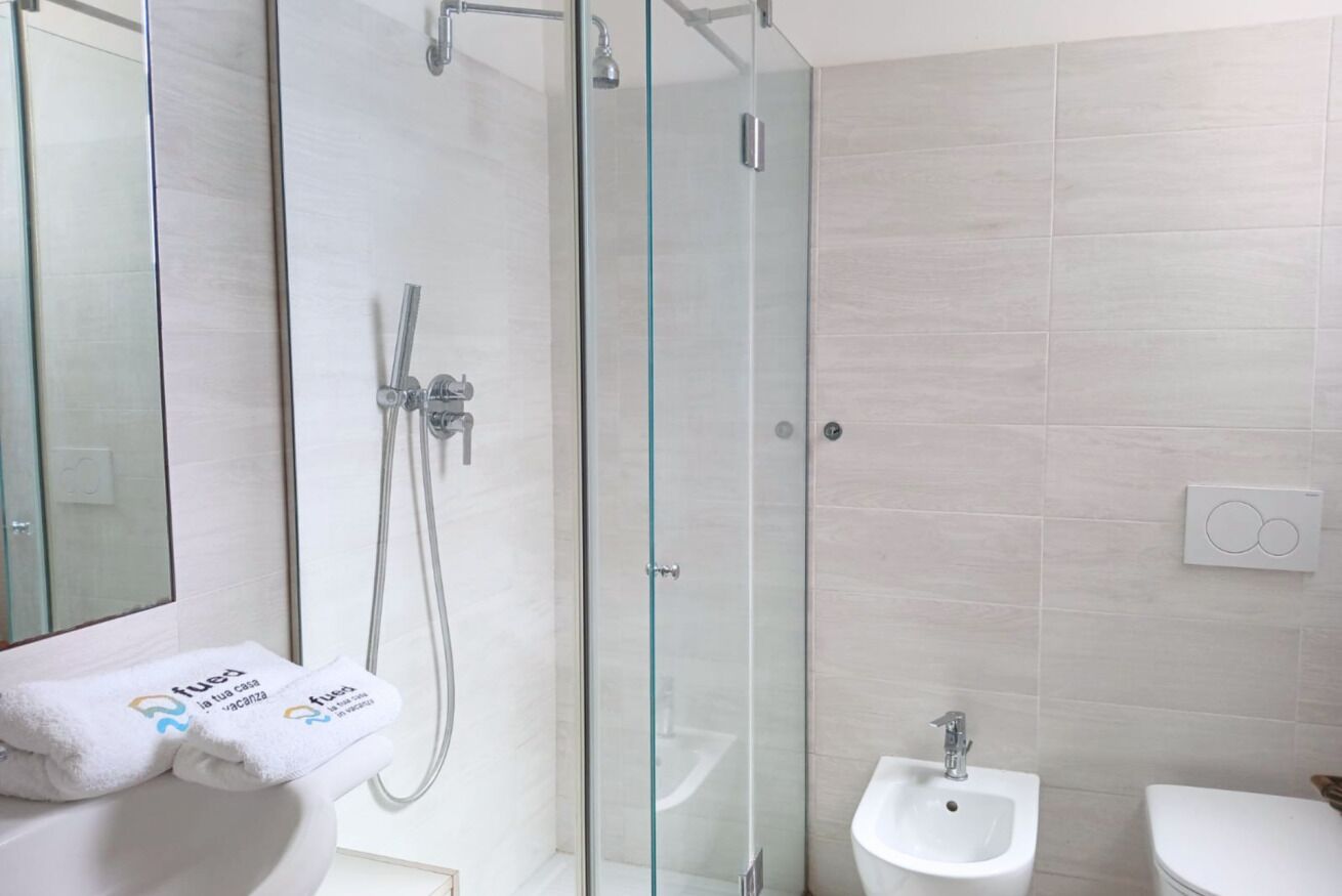 Douche, bidet, serviettes fournies