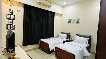 Tabla de planchar con plancha, wifi y ropa de cama