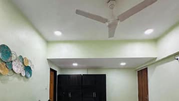 Tabla de planchar con plancha, wifi y ropa de cama