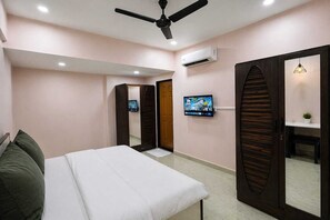 Tabla de planchar con plancha, wifi, ropa de cama