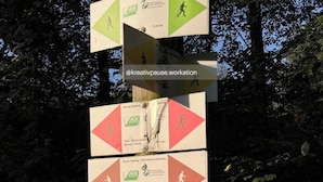 Un poste indicador con múltiples indicaciones de ruta y un símbolo de Goldstein.