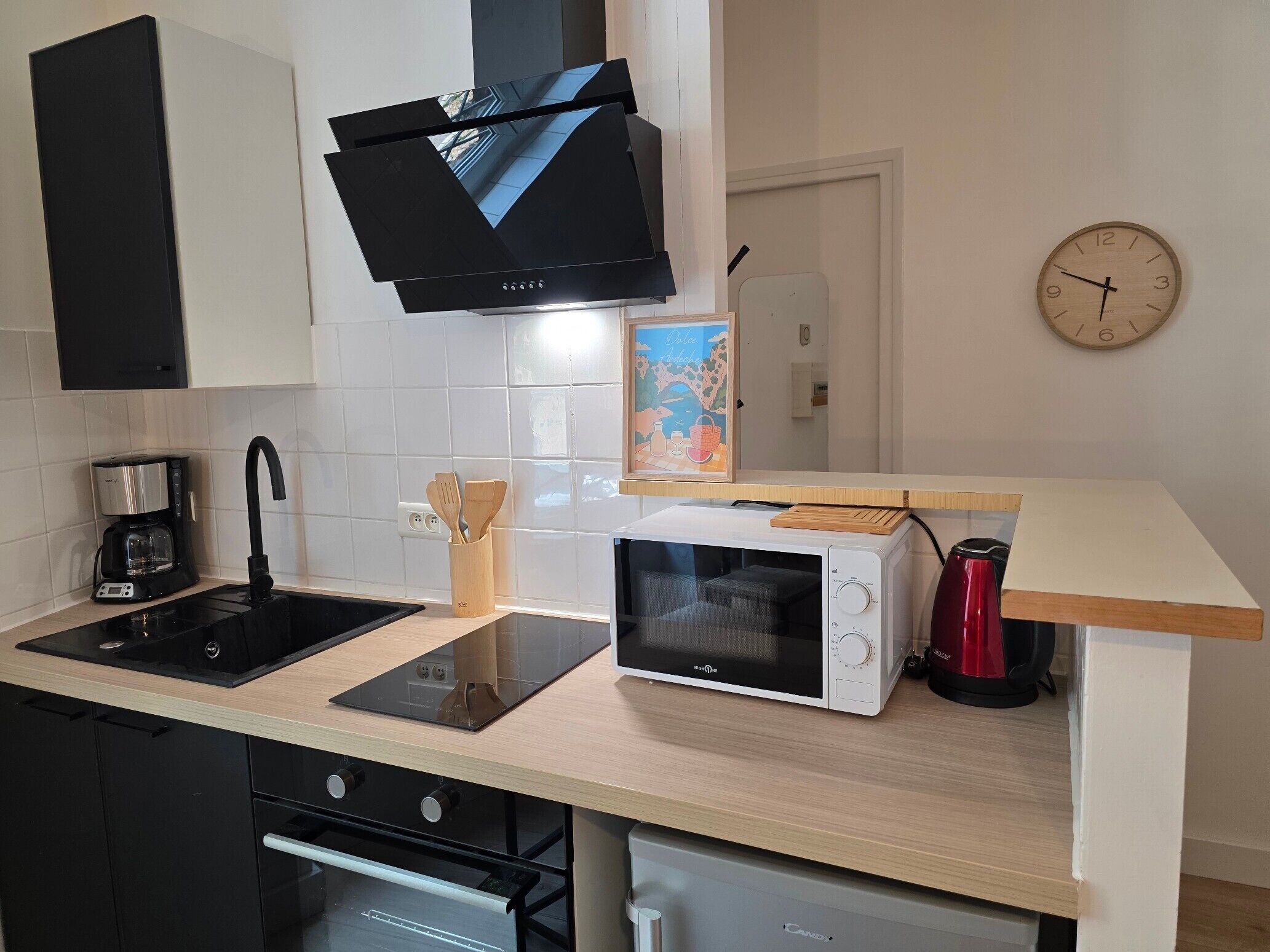 Réfrigérateur, micro-ondes, four, plaque de cuisson