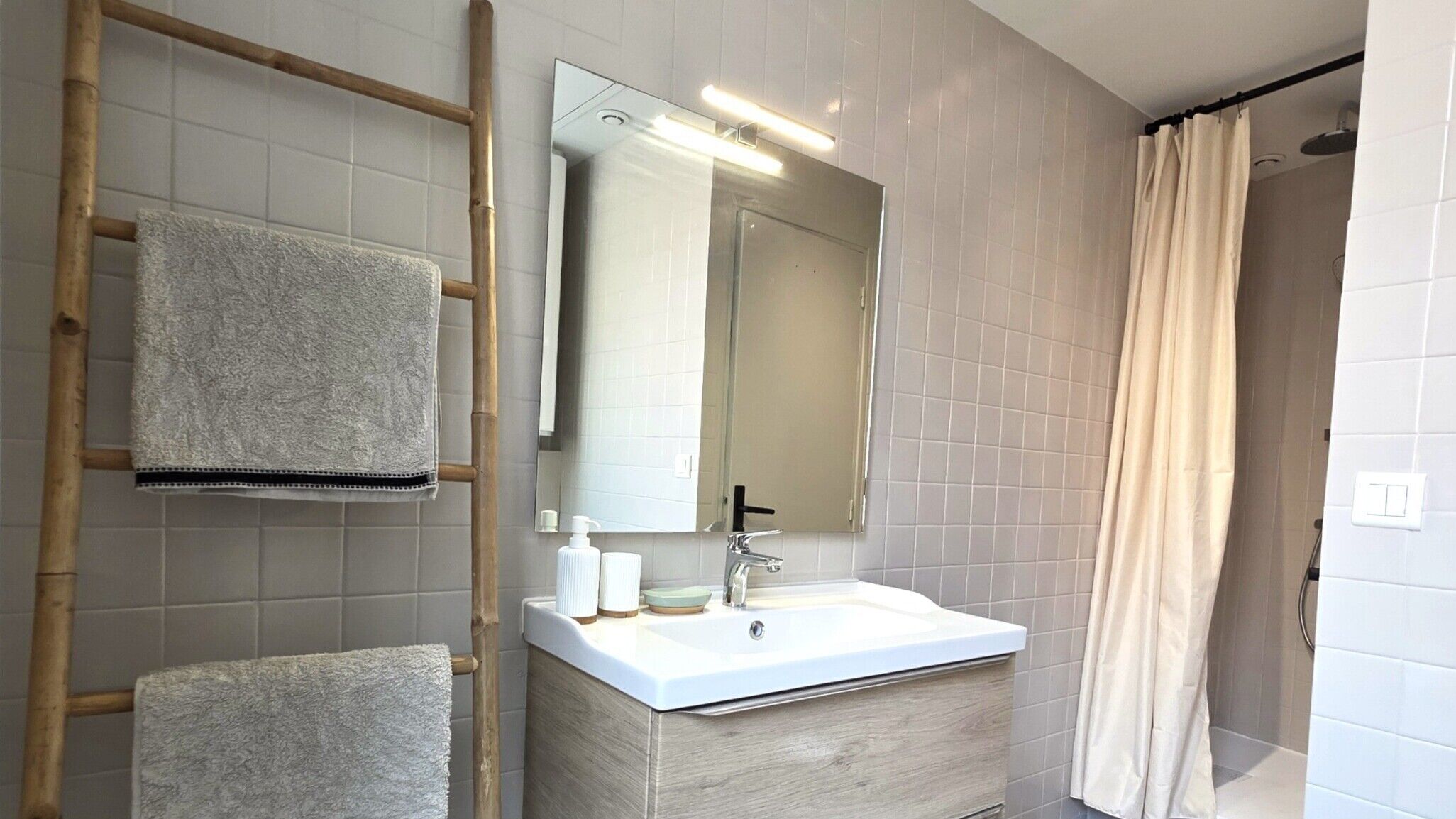 Een douche, een haardroger, handdoeken