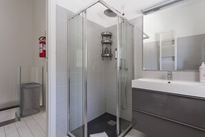 Shower, hair dryer, bidet, towels - Open View Apartment by Wonderful Italy (Oliveto Lario)
