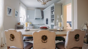 A dining area with a table, chairs, and a chandelier. - Villa Cesara - Casa del Sole (Tar-Vabriga)
