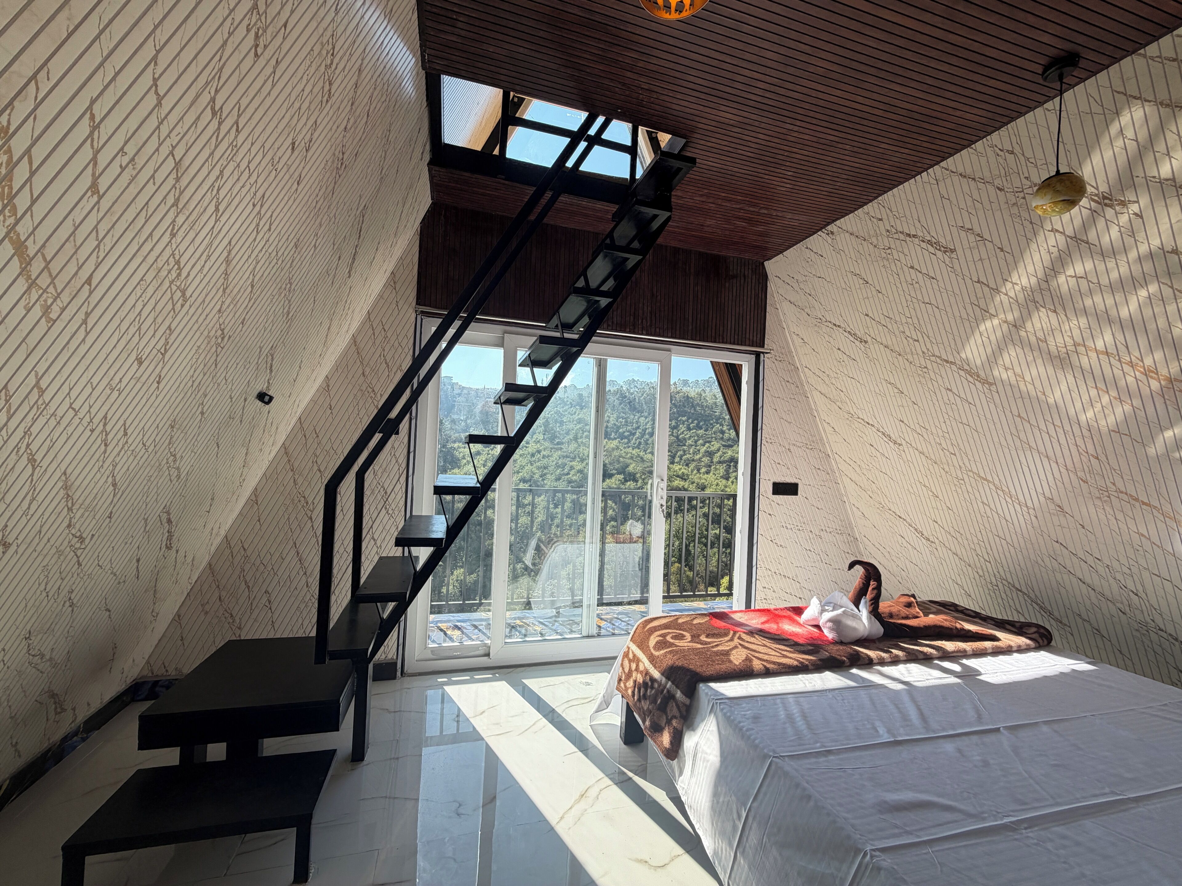 Elite Cabin, Mountain View | Desk, free WiFi