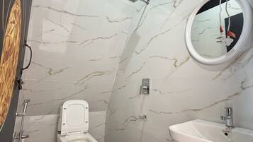 Cabaña Elite, vistas a la montaña | Baño | Ducha, toallas, jabón y champú