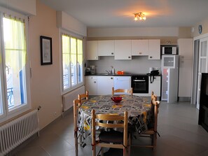 Kylskåp, mikrovågsugn, ugn och spishäll