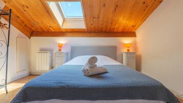 Iron/ironing board, bed sheets