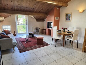 Living area - Elegant 2-Bedroom Apartment with Terrace in the Heart of Vals-les-Bains (Vals-les-Bains)