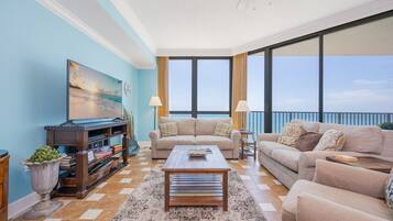 Condo, 2 Bedrooms | Living area