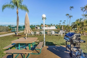 Outdoor dining - Renovated Beachfront Condo: Modern Comfort, River Views & Endless Relaxation! (Bonita Springs)