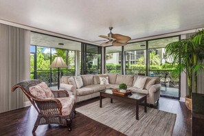 TV, offices - Spacious, air-conditioned condo with private W/D, beach shuttle, & central AC (Bonita Springs)