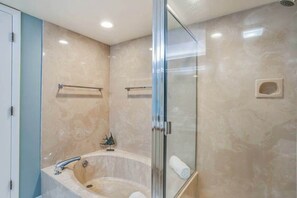 Shower, hair dryer, towels - Spacious, air-conditioned condo with private W/D, beach shuttle, & central AC (Bonita Springs)