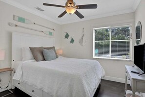 4 bedrooms, iron/ironing board, travel cot, WiFi - Trendy half of a duplex near the beach with private pool and spa (Bonita Springs)