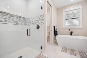 Shower, hair dryer, towels - Designer getaway with private pool, luxe lanai, home office & outdoor kitchen (Bonita Springs)