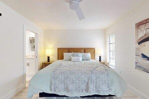 3 bedrooms, iron/ironing board, WiFi, bed sheets - Charming home w/ screened-in porch, beach chairs, WiFi, and nearby nature parks (Bonita Springs)