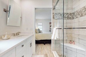 Shower, hair dryer, towels - Charming home w/ screened-in porch, beach chairs, WiFi, and nearby nature parks (Bonita Springs)