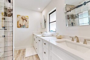 Shower, hair dryer, towels - Charming home w/ screened-in porch, beach chairs, WiFi, and nearby nature parks (Bonita Springs)