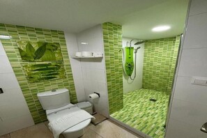 Doccia, asciugacapelli, asciugamani, sapone