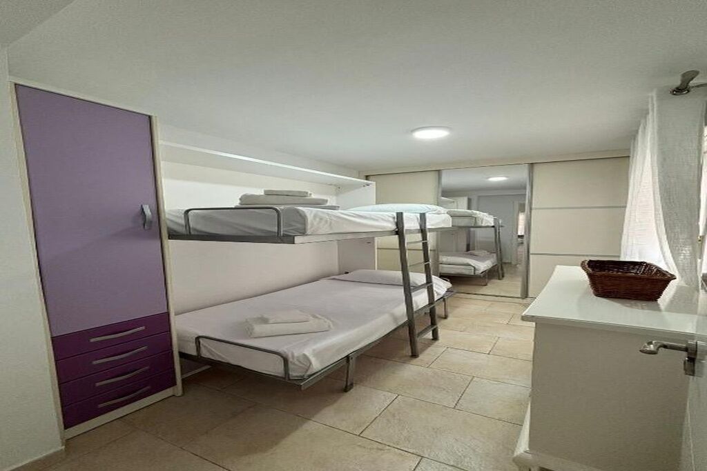 2 dormitorios, tabla de planchar con plancha, wifi y ropa de cama