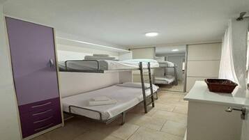 2 dormitorios, tabla de planchar con plancha, wifi y ropa de cama